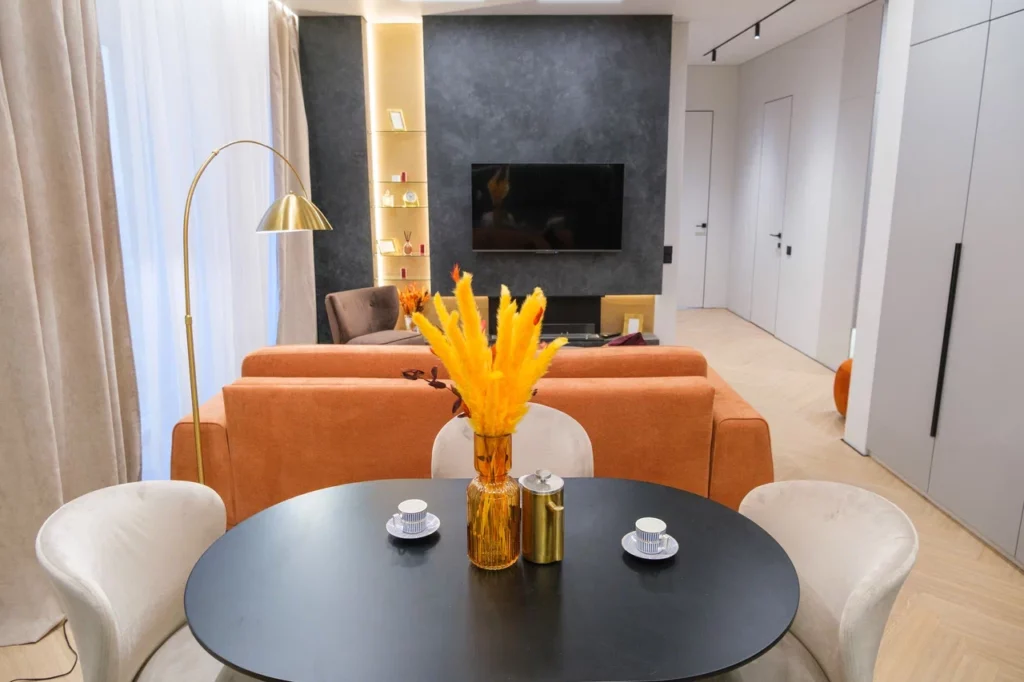яркие акценты в интерьере гостиной